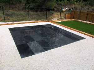 Installation de dalle d'ardoise dans un jardin près de Montpellier