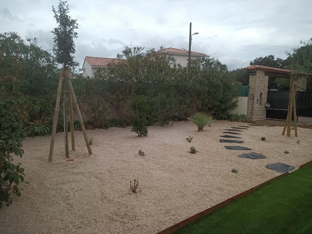 Tonte mulching écologique entretien création jardin sec montpellier