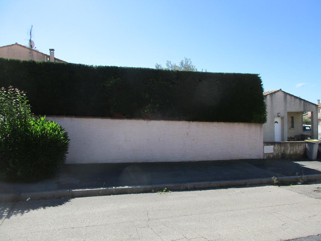 Travaux de jardinage - Haie de cyprès taillée près de Saint-Aunès, près de Montpellier