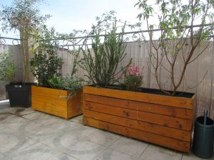 Paysagiste Castries - Aménagement terrasse à Castries avec plantation bacs en bois