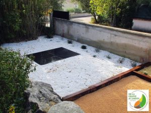 jardin sec minéral avec ardoise et plantations à Montpellier