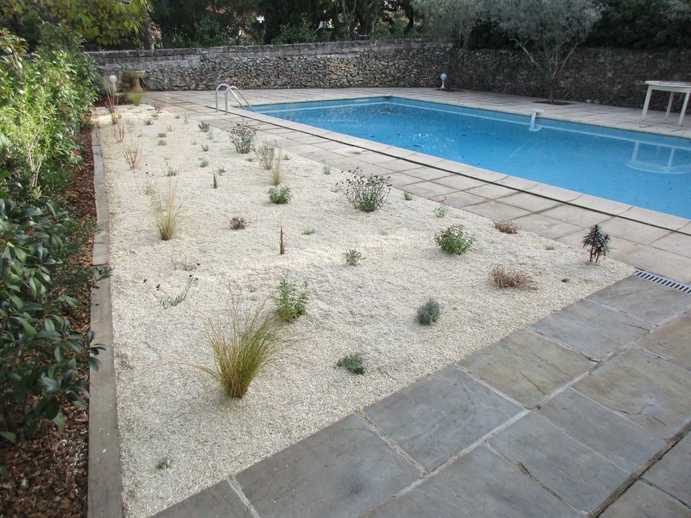 Plantation de massif de jardin sec à Castelnau-le-lez, près de Castries